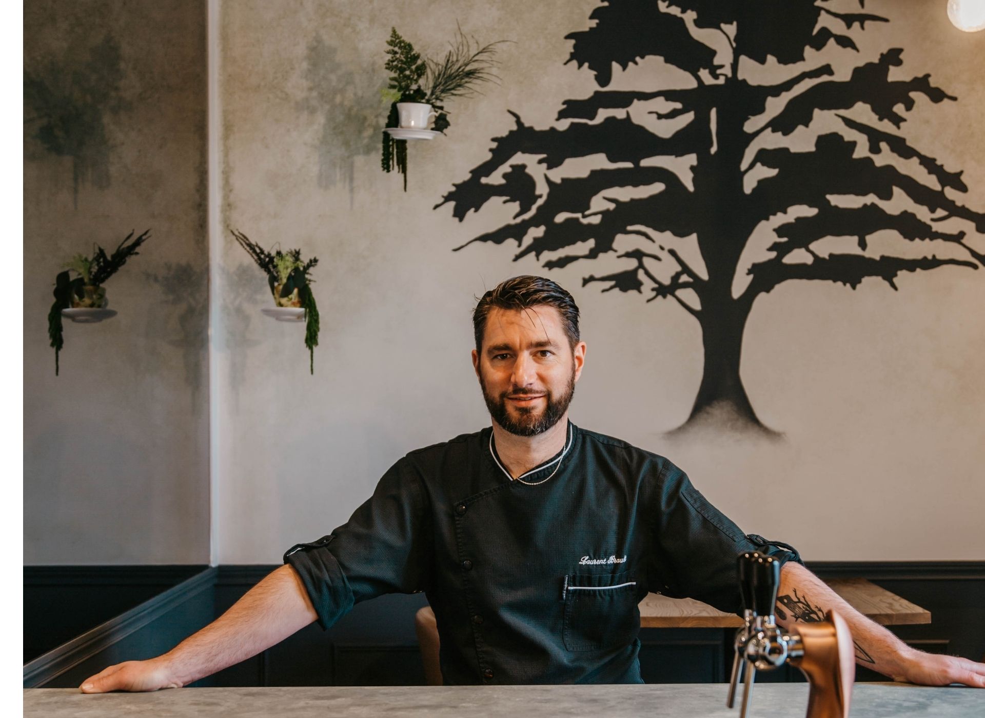 le chef laurent brault dans son restaurant à landerneau