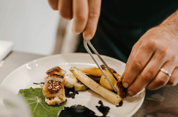 le chef laurent brault en cuisine