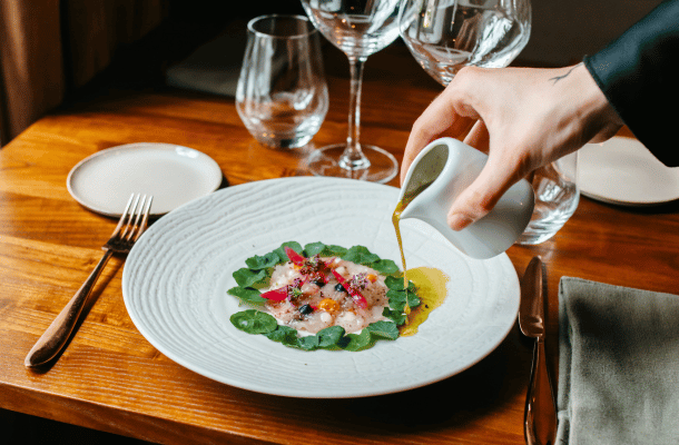 le chef laurent brault en cuisine
